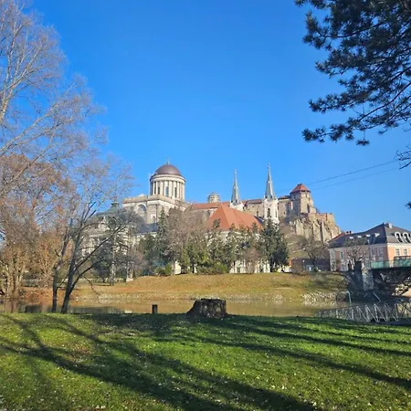Szent Istvan Koronaja Apartament Strigoniu